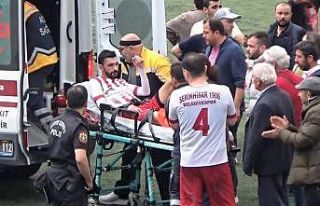 Golü önlemek isteyen kaleci, rakip forvetin ayağını...