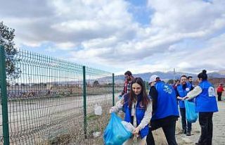 Gönüllü gençler çevre temizliği yaptı