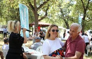 Güle oynaya yaza merhaba