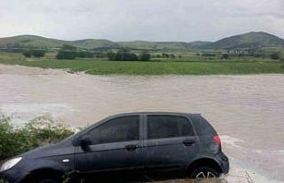 Gümüşhacıköy’de sağanak sokakları göle çevirdi,...