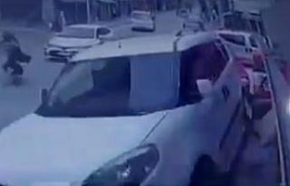 Hafif ticari araç geri kaçtı, 2 kişiyi altına...