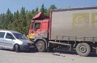 Hafif ticari araç ile kamyon çarpıştı: 1 yaralı