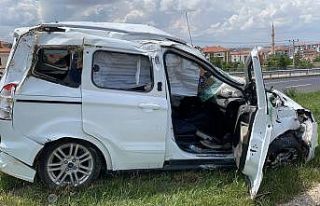Hafif ticari araç tıra arkadan çarptı: 2 yaralı