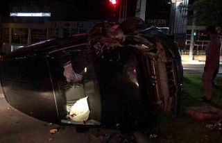 Hafif ticari araç yan yattı, emniyet kemeri hayat...