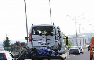 Hafif ticari araca çarpan motosikletli yolun karşısına...