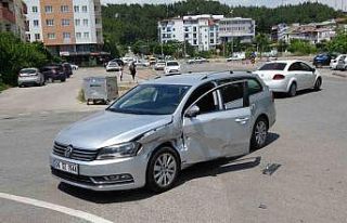 Hafif ticari araçla otomobil çarpıştı: 1 yaralı