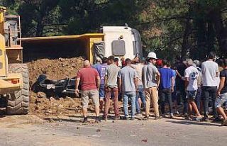 Hafriyat yüklü kamyon minibüsün üzerine devrildi:...
