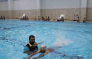 Haliliye’de çocuklar yüzme öğreniyor