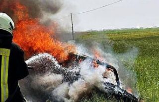 Hareket halindeki otomobil alev alev yandı