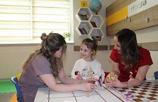 Hasta çocukları çocuk servisi duvarlarındaki kocaman...