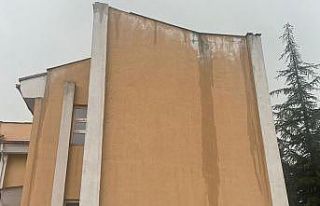 Hastane çatısına düşen yıldırım paniğe neden...