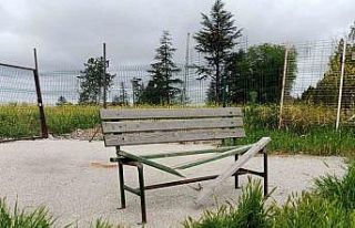 Hastanenin önündeki bank vandalların hedefi oldu