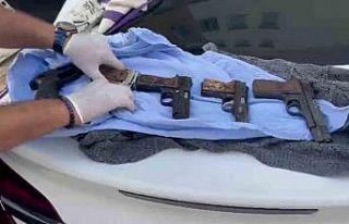 Hatay’da otomobilde 5 adet ruhsatsız silah ele...