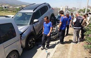 Hayrete düşüren kaza, cip otomobilin üzerine kaldı