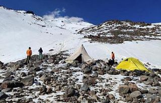 Haziranda da zirvesi beyazla kaplı olan Ağrı Dağı...