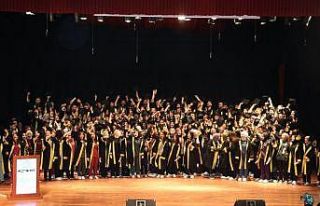 Hemşirelik Fakültesinde mezuniyet coşkusu