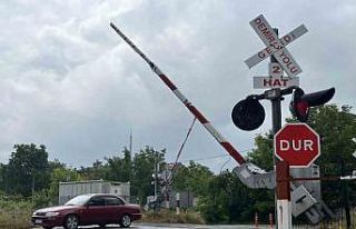 Hemzemin geçitte kapanmayan bariyer tehlike saçıyor