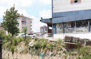 Her gün onlarca çocuğun kullandığı yol tehlike...