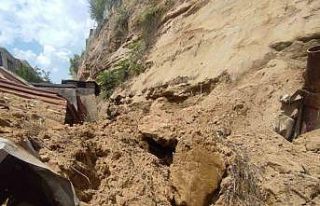 Heyelan iki komşuya korkulu dolu anlar yaşattı