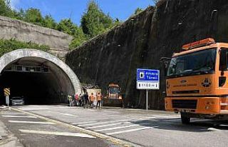 Heyelan oluşan Amasra Tünelinde temizlik çalışmaları...