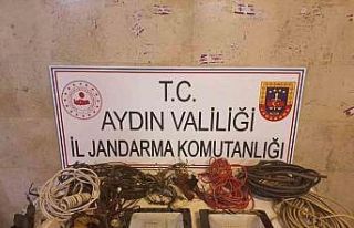 Hırsızlık şüphelileri çaldıkları malzemeler...