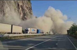 Hopa’da heyelan korkuttu, 1 tır zarar gördü,...