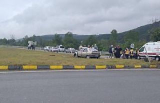 Hurdaya dönen otomobildeki 5 kişi yaralandı