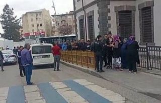 Husumetli iki aile caddede karşılaşınca birbirine...