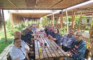 Huzurevi sakinleri çilek topladı