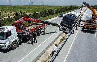 İçerisinde 25 yolcusu bulunan otobüs orta refüje...