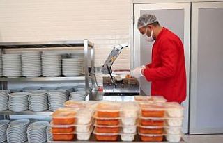 İhtiyaç sahiplerine her gün iki öğün yemek ulaştırılıyor