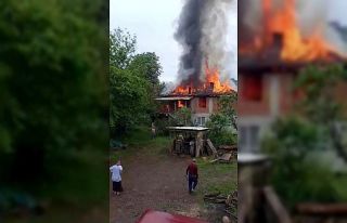 İki katlı ev alev alev yandı