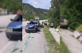 İki otomobil çarpıştı: 5 yaralı