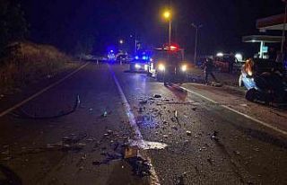 İki otomobil kafa kafaya çarpıştı: 1’i ağır...