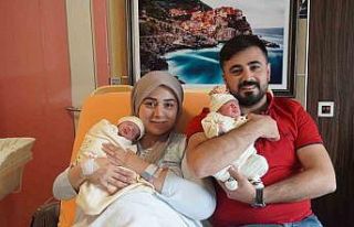 İkiz bebeklerini normal doğumla dünyaya getirdi