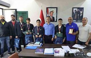 İl Müdürü Din, Ağrılı boksörleri tebrik etti