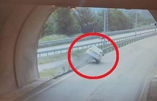 İlginç kaza kamerada: Bariyerlere çıkıp iki teker...