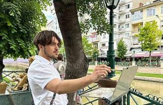 İlk kez geldiği şehrin sokaklarını gezerken sulu...