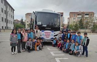 İlkokul öğrencileri köy okullarına kitap bağışladı