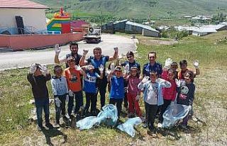 İlkokul öğrencileri polis ağabeyleriyle çevreyi...