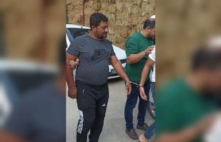 İneğe içki şişesinde sıvı veren şahıs, önceki...