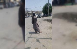 İran’da öfkeli kalabalık polis aracını ateşe...