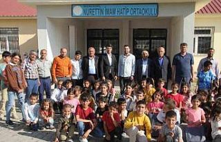 İş adamından köyündeki 350 öğrenciye karne...