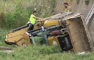 İş makinesi, karşı yönden gelen araca çarpmamak...