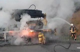 İş makinesi taşıyan çekici seyir halindeyken...