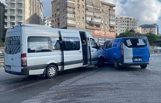 İşçi servisi ile kargo midibüsü çarpıştı:...