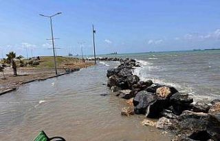 İskenderun’da fırtınada sahil şeridini su bastı