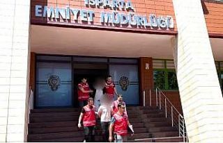 Isparta’da kendilerini polis olarak tanıtıp dolandırıcılık...