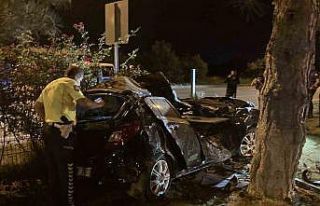 Isparta’da kontrolden çıkan araç ağaca çarptı:...