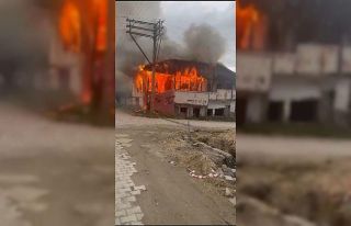 Isparta’da metruk bina alevlere teslim oldu